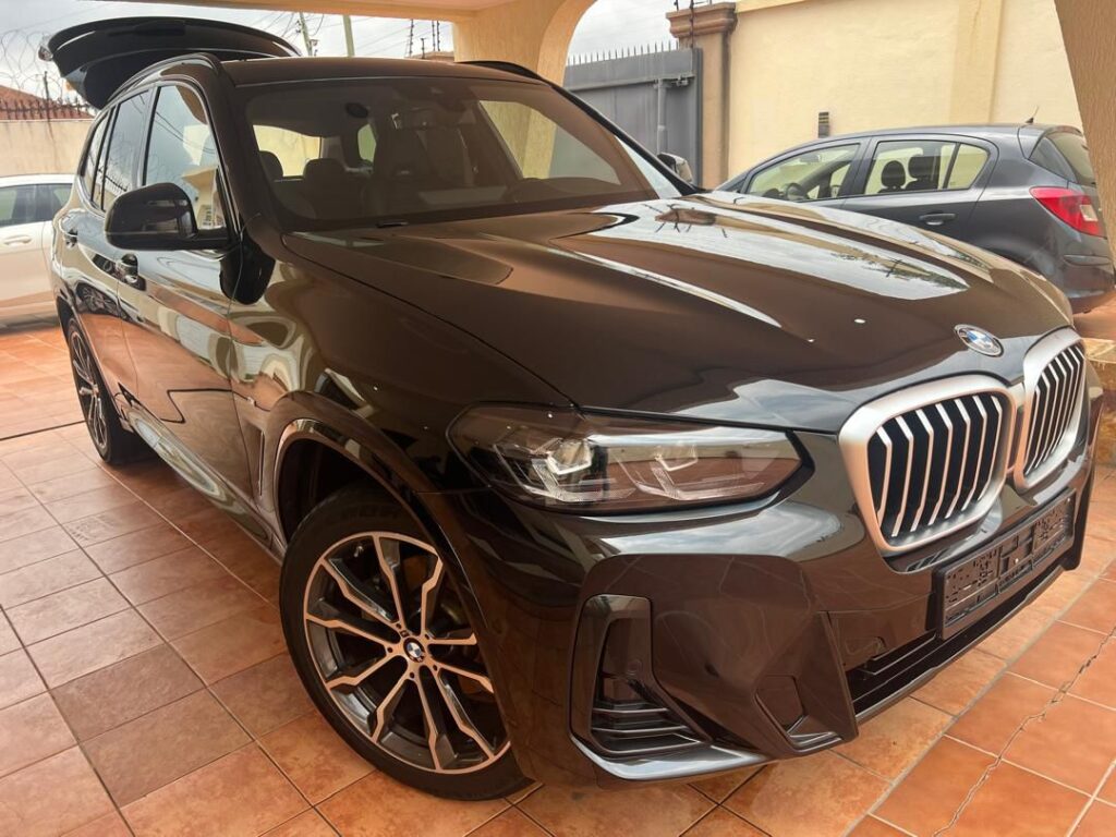 Vue de côté de la BMW X3 retrouvée au Ghana