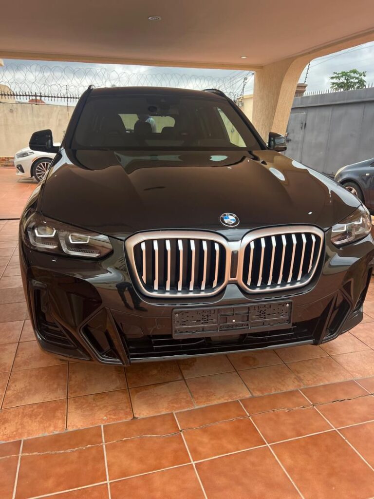 Vue de face de la BMW X3 retrouvée au Ghana