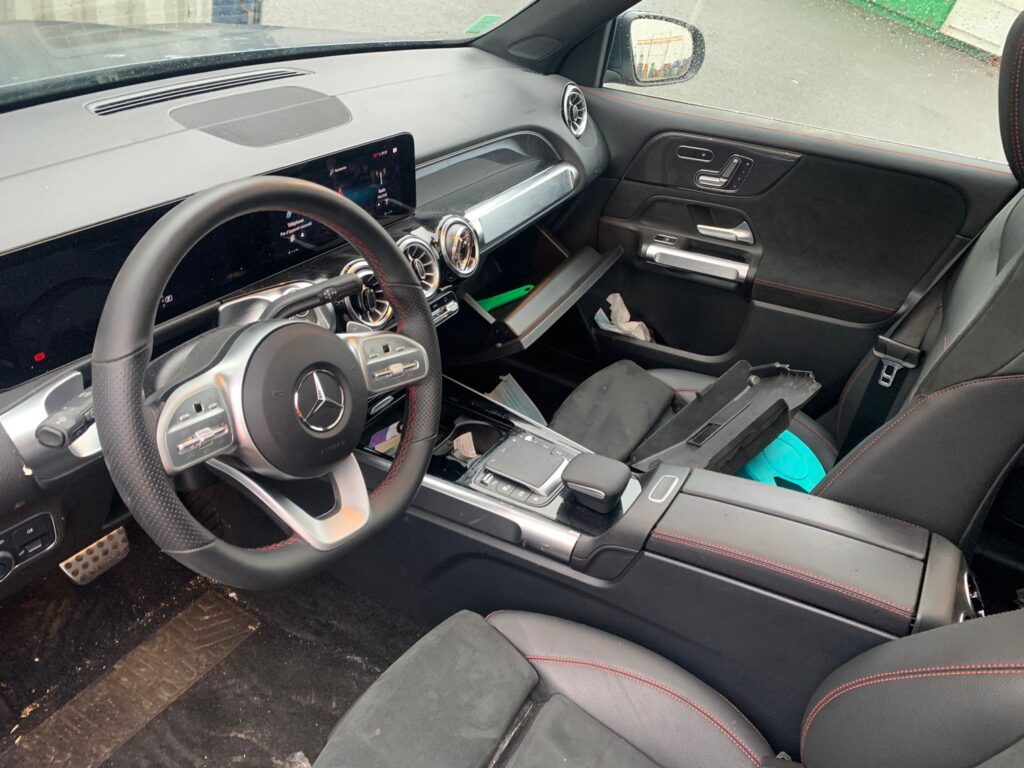 Intérieur de la Mercedes GLB 200d volée endommagée